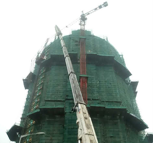 西青吊车在工地上作业